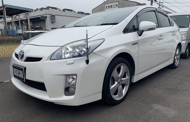 TOYOTA PRIUS White Pearl