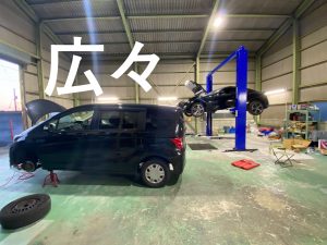 広々とした整備工場内部